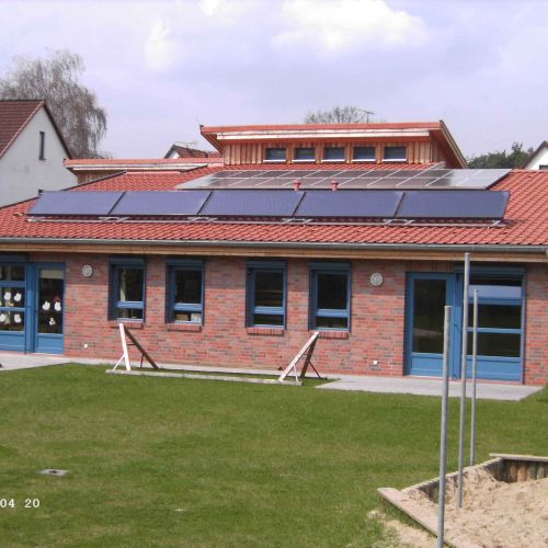 PV- und thermische Solaranlage auf dem Solarkindergarten (c) Voige